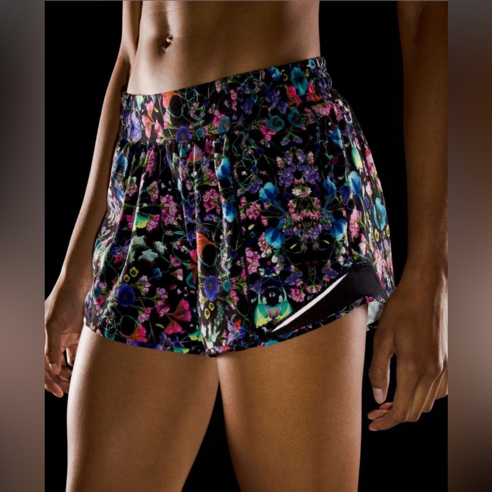 EUC Lululemon Hotty Hot LR 4” Short Size 4 Color; Flowerscope Black Multi/Blk 🌺